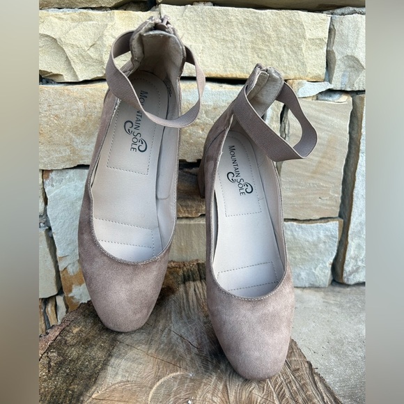 Mountain sole Mickey Tan Elegant Heels with Classic Design Sz-7M.  I - Picture 4 of 8